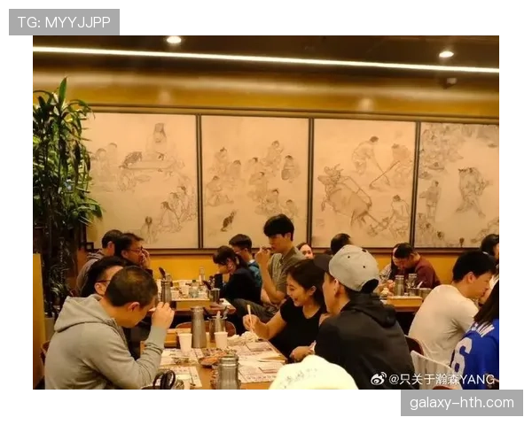 杨瀚森训练完偷偷吃炸鸡被拍，这自律人设崩得也太真实了